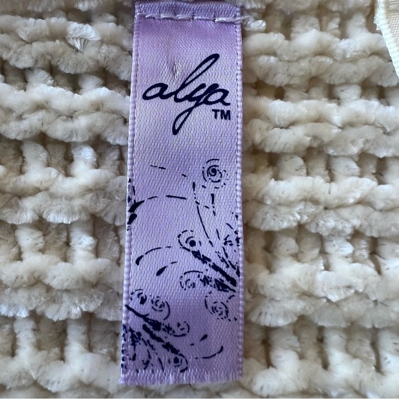 ALYA CHENILLE STYLE PULL OVER SCOOP NECK SWEATER - Picture 11 of 12